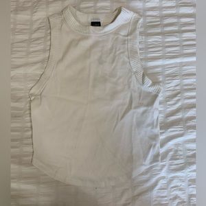 white crop tank🤍